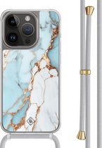 Casimoda® hoesje met grijs koord - Geschikt voor iPhone 14 Pro - Marmer Lichtblauw - Afneembaar koord - TPU/polycarbonaat - Blauw