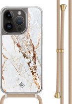 Casimoda® hoesje met beige koord - Geschikt voor iPhone 14 Pro - Marmer Goud - Afneembaar koord - TPU/polycarbonaat - Bruin/beige