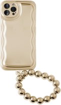 xoxo Wildhearts telefoonhoesje met telefoonkoord geschikt voor iPhone 12 Pro - Wavy case Gold met Goldy beads (easy cord) - Phone cord - iPhone hoesje met koord - telefoonketting - goud