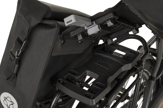 Zwarte AGU fietstas met kliksysteem en vastzetbeugel, detail van de bevestiging op een fiets.