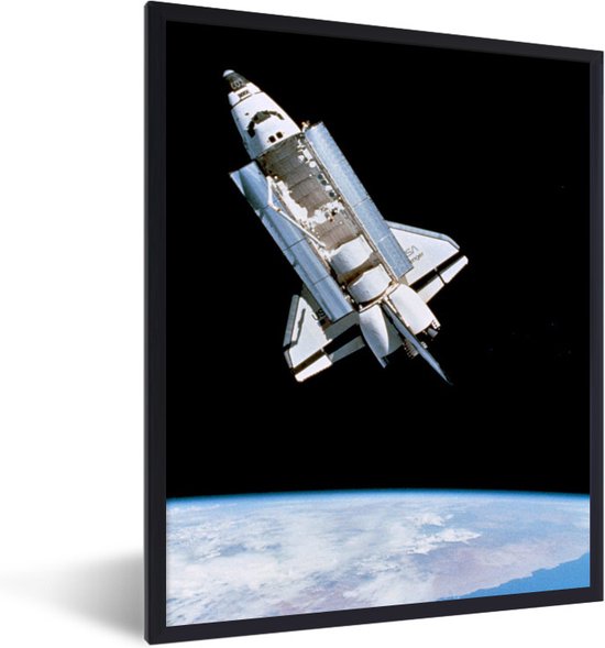 Fotolijst incl. Poster - Een space shuttle zweeft in het heelal - Posterlijst