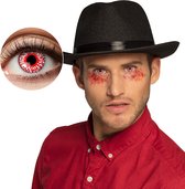 Man in rode blouse en zwarte hoed met bloederige oogmake-up en rode contactlenzen.