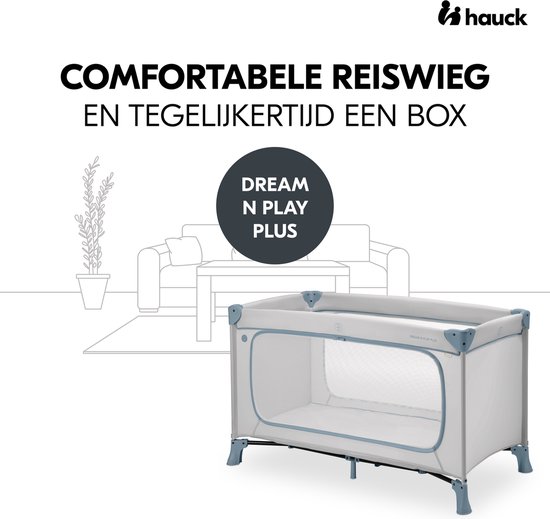 Lichtgrijs reisbedje en box 'Dream N Play Plus' van Hauck, met blauwe accenten en mesh panelen. Staat in een woonkamer setting.