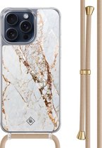 Casimoda® hoesje met beige koord - Geschikt voor iPhone 15 Pro Max - Marmer Goud - Afneembaar koord - TPU/polycarbonaat - Bruin/beige