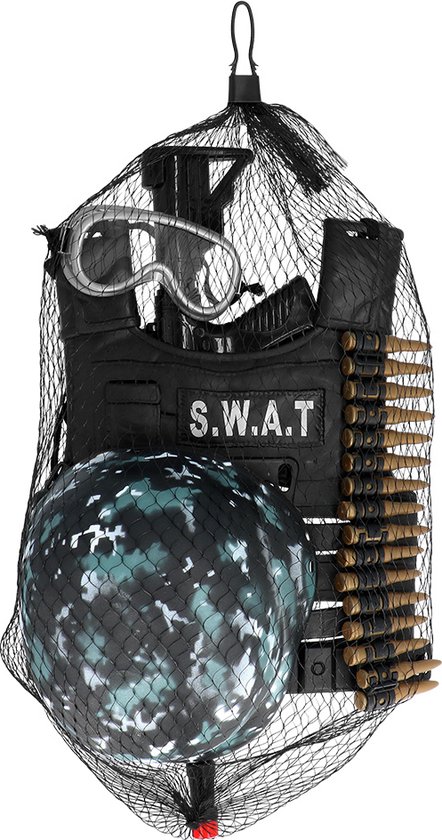 Zwart net met daarin een camouflagehelm, tactische bril, SWAT-vest en kogelriem.