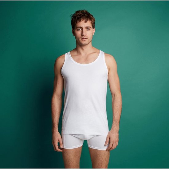 Man met witte tanktop en witte boxer, van voren gezien.