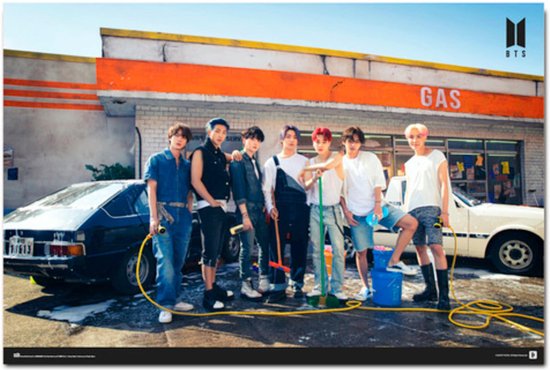 Sept hommes à une station-service, une voiture est nettoyée, logo BTS.