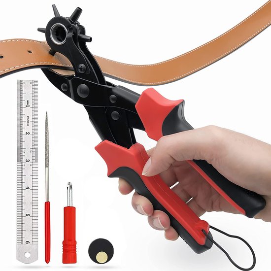 Hand die een zwarte gaatjestang met rode handvatten vasthoudt, perforeert een bruine riem.