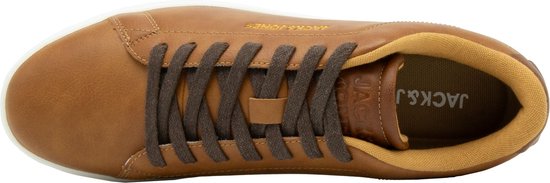 Bovenkantaanzicht van bruine leren Jack & Jones sneakers met veters en witte zolen.