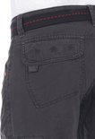 Detail van een donkergrijze cargobroek met achterzak met geborduurde sterren en een riem met rode stiksels.