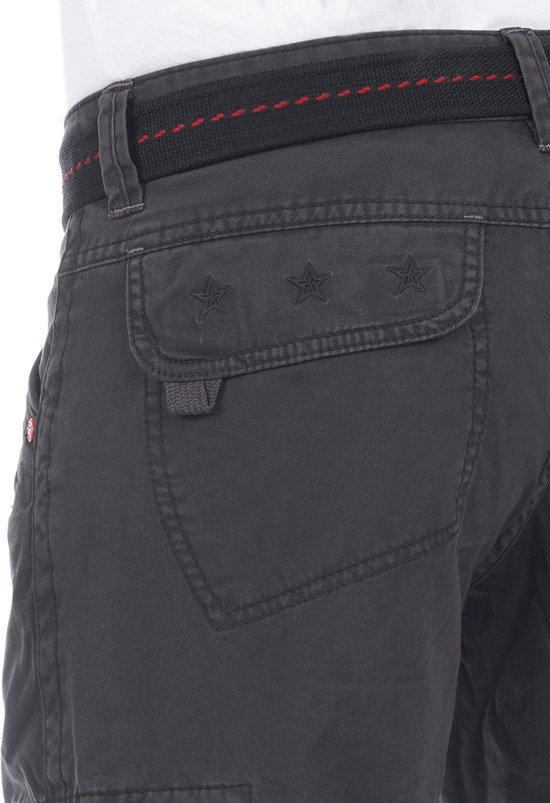 Detail van een donkergrijze cargobroek met achterzak met geborduurde sterren en een riem met rode stiksels.