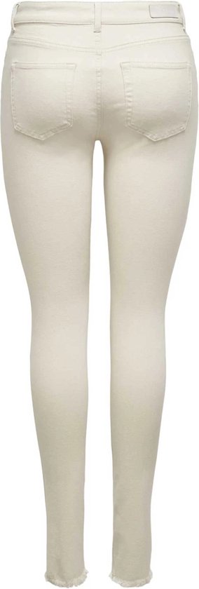 Achterkant model in een lichte, skinny jeans met rafels aan de onderkant.