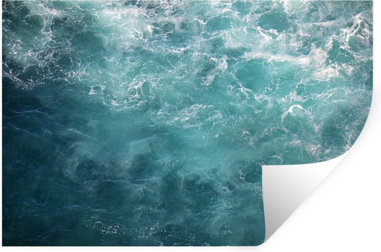 Turquoise water met golven en schuim, met een opgerolde hoek.