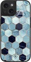 Casimoda® hoesje - Geschikt voor iPhone 15 - Blue Cubes - Luxe Hard Case Zwart - Backcover telefoonhoesje - Blauw