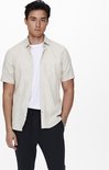 Lichtbeige linnenmix overhemd met korte mouwen, gedragen over een wit T-shirt, met knopen dicht.
