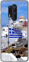 Geschikt voor OnePlus 8 Pro hoesje - Vlag van Griekenland tussen de witte huisjes - Siliconen Telefoonhoesje
