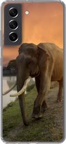 Telefoonhoesje Geschikt voor Samsung Galaxy S21 FE hoesje - Olifant - Water - Dieren - Zonsondergang - Natuur - Siliconen Telefoonhoesje