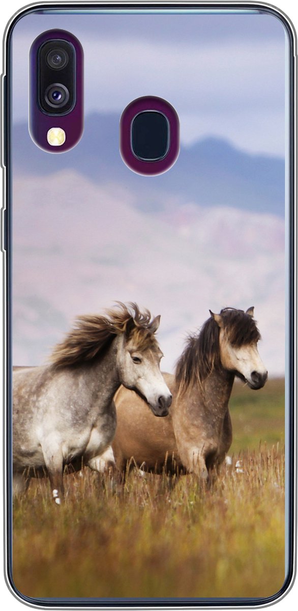 Telefoonhoesje Geschikt voor Samsung Galaxy A40 hoesje - Paarden - Gras - Bergen - Siliconen Telefoonhoesje Telefoonhoesje