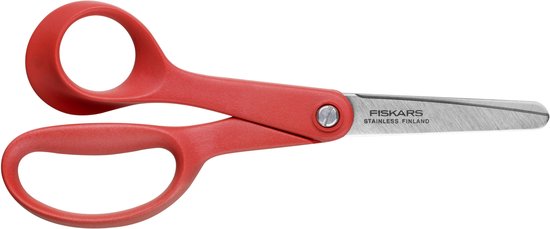 Rode Fiskars kinderschaar met zilverkleurige bladen, geïsoleerd op wit.