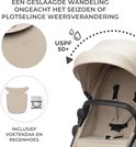Beige kinderwagenkap met waterdruppels en 'USPF 50+' logo. Inclusief voetenzak en regenhoes.