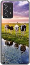 Geschikt voor Samsung Galaxy A33 5G hoesje - Koeien tijdens een zonsondergang - Siliconen Telefoonhoesje