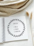 Open boek met een krans van blaadjes. Checkboxen: 'Meisje', 'Jongen', 'Verrassing'.