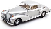 Het 1:18 Diecast-model van de Mercedes-Benz 300 SE W188 Coupé uit 1955 in zilver. De fabrikant van het schaalmodel is KK Models. Dit model is alleen online verkrijgbaar