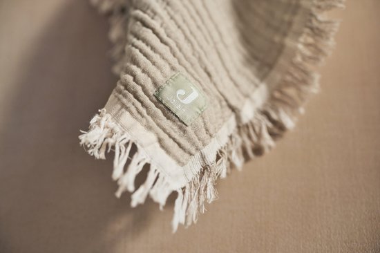 Label 'Jollein' op een lichtbruine mousseline deken met rafels.
