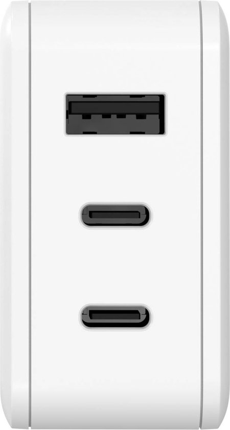 Adaptateur USB-C blanc avec un port USB-A et deux ports USB-C.