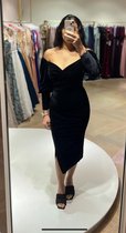 ELIS - Zwart fluwelen jurk met open schouders en manchetten, maat 36