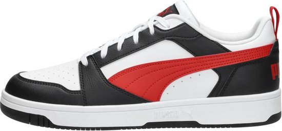 Zijaanzicht van wit-zwart-rode PUMA Rebound V6 sneaker met kenmerkende rode streep.