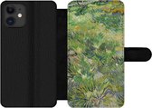 Bookcase Geschikt voor iPhone 12 Pro telefoonhoesje - Grasveld met bloemen en vlinders - Vincent van Gogh - Met vakjes - Wallet case met magneetsluiting