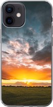 Geschikt voor iPhone 12 hoesje - Zonsondergang boven een weiland in Nederland - Siliconen Telefoonhoesje