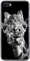 Geschikt voor iPhone SE 2020 hoesje - Giraffe tegen zwarte achtergrond in zwart-wit - Siliconen Telefoonhoesje