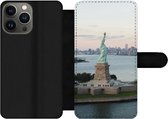 Bookcase Geschikt voor iPhone 13 Pro Max telefoonhoesje - New York - Vrijheidsbeeld - Amerika - Met vakjes - Wallet case met magneetsluiting