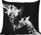 Sierkussen Buiten - Giraffe - Wilde dieren - Portret - Zwart wit - 60x60 cm - Weerbestendig