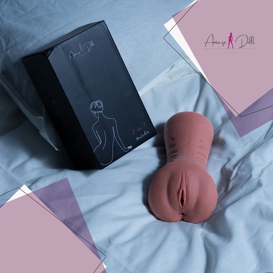 Roze 'Amaze Dolls Bobby' masturbator met vaginale opening, naast een zwarte doos met dezelfde merknaam. De set ligt op een wit laken.