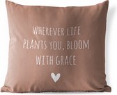 Buitenkussen - Engelse quote "Wherever life plants you, bloom with grace" op een bruine achtergrond - 45x45 cm - Weerbestendig