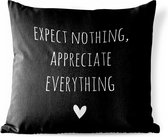 Tuinkussen - Engelse quote "Expect nothing, appreciate everything" met een hartje voor een zwarte achtergrond - 40x40 cm - Weerbestendig
