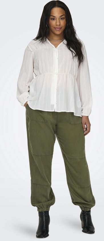 Model draagt een kaki cargobroek met elastische tailleband en enkellange, aansnoerbare pijpen, en een wit gestreept overhemd.