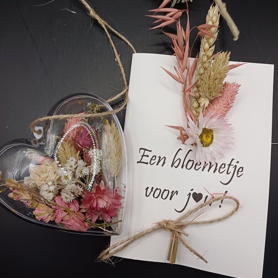 Droogbloemenkaart "Een bloemetje voor jou" incl. hart met droogbloemen in pastel roze en naturel | wenskaart | kaart | beterschapskaart | droogbloemen | sterkte | hart onder de riem | cadeau | liefde | interieur | woondecoratie |