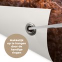 Een close-up van de oogjes van de tuinposter om het ophangen te vergemakkelijken.