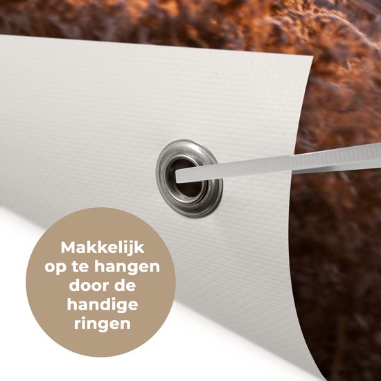 Een close-up van de oogjes van de tuinposter om het ophangen te vergemakkelijken.