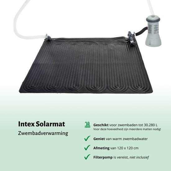 Zwarte Intex solarmat met cirkelvormige ribbels, aangesloten op een filterpomp en een zwembad.
