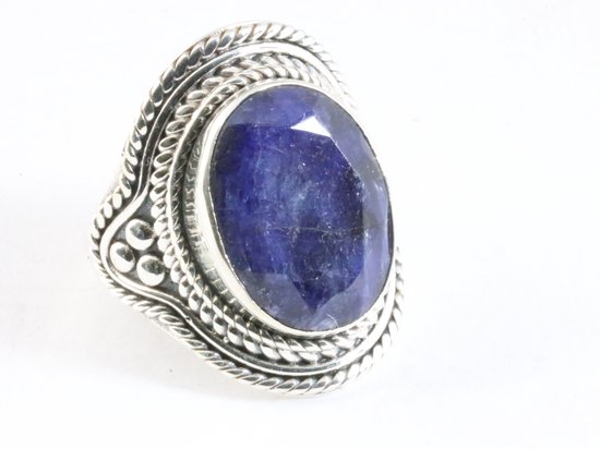 Bewerkte zilveren ring met blauwe saffier - maat 18