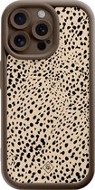 Casimoda® hoesje - Geschikt voor iPhone 15 Pro Max - Stippen bruin abstract - Effen telefoonhoesje met lensbescherming - TPU - Backcover - Bruin/beige