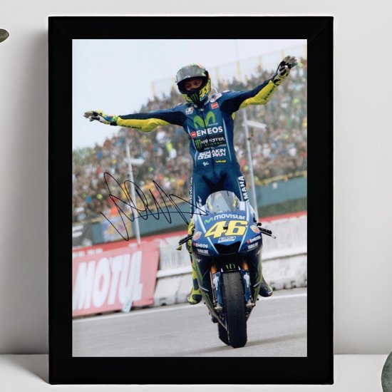 Valentino Rossi Ingelijste Handtekening – 15 x 10cm In Klassiek Zwart Frame – Gedrukte handtekening – Vale, Rossifumi, The Doctor, The Goat - Motorcoureur - MotoGP