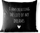 Buitenkussen Weerbestendig - Engelse quote "I am creating the life of my dreams" tegen een zwarte achtergrond - 50x50 cm