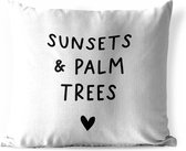 Sierkussen Buiten - Engelse quote "Sunset & palm trees" met een hartje tegen een witte achtergrond - 60x60 cm - Weerbestendig