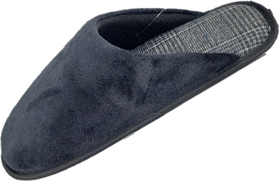 Zwarte pantoffel met zachte bovenkant en een grijze binnenzool met ruitjespatroon.
